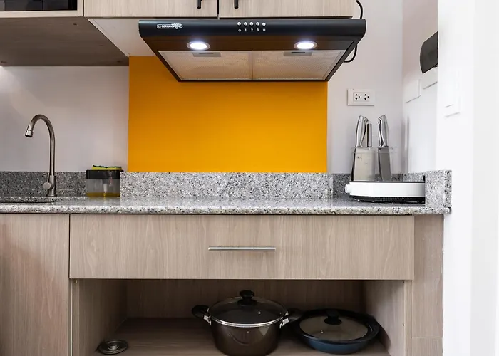 Stylish Near Airport- Poolview Amani Grand
